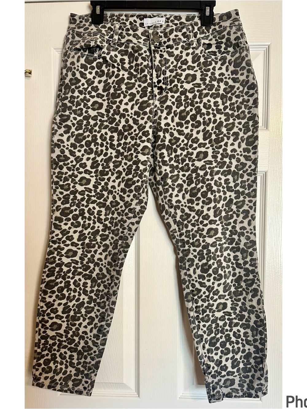 LOFT Women's Curvy Skinny Jeans in Gray and Black Leopard Print